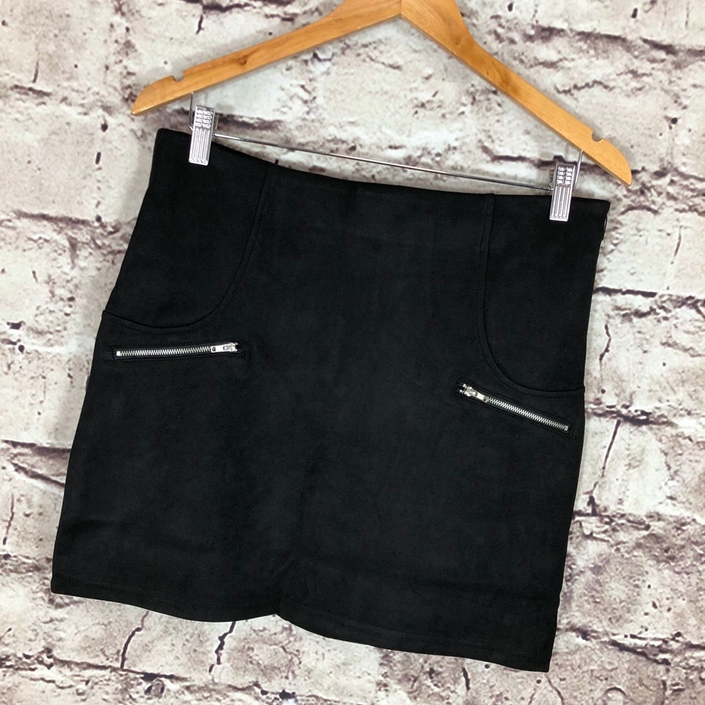 Hot! 🔥High-Rise Microsuede Black Mini Skirt - Picture 2 of 8